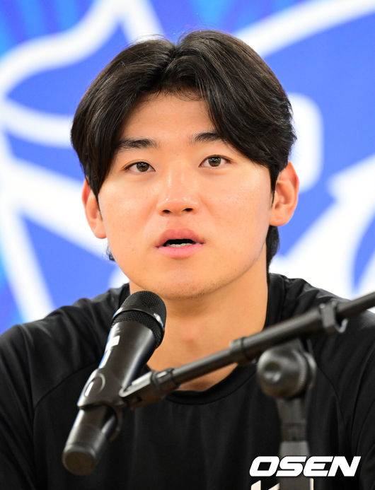 [OSEN=대구, 이대선 기자] 25일 대구 삼성라이온즈파크에서 ‘2026 신한 SOL KBO 플레이오프’&nbsp;1차전 삼성 라이온즈와 KIA 타이거즈의 경기가 열린다. 삼성은 크리스 페덱, KIA는 제임스 네일을 선발로 내세웠다.KIA 김도영이 인터뷰를 하고 있다. 2026.10.25 /sunday@osen.co.kr