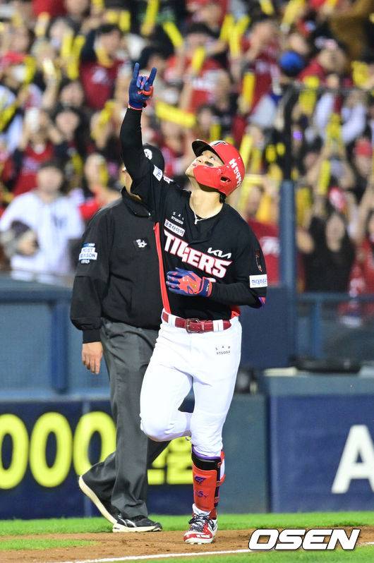 [OSEN=잠실, 최규한 기자] 20일 서울 잠실야구장에서 ‘2026 신한 SOL KBO 준플레이오프’ 3차전 LG 트윈스와 KIA 타이거즈의 경기가 열렸다.벼랑 끝에 몰린 LG는 카를로스 카라스코가 선발로 나선다. 광주 홈에서 열린 2경기를 모두 잡아낸 KIA는 시라카와 게이쇼를 선발로 내세웠다. 2회초 1사 만루 상황 KIA 김도영이 달아나는 좌중간 만루포를 날린 뒤 그라운드를 돌며 환호하고 있다. 2026.10.20 / dreamer@osen.co.kr