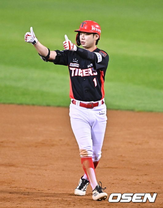 [OSEN=잠실, 박준형 기자] 20일 서울 송파구 잠실야구장에서 2026 신한 SOL KBO 준플레이오프 3차전 LG 트윈스와 KIA 타이거즈의 경기가 열렸다.홈팀 LG는 카라스코, KIA는 시라카와를 선발투수로 내세웠다.5회초 2사 1,2루 KIA 박정우가 1타점 적시타를 날린뒤 세리머니를 하고 있다. 2026.10.20 / soul1014@osen.co.kr