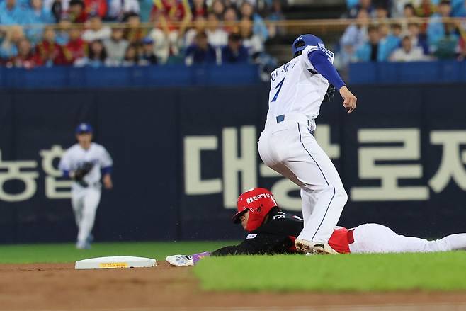 26일 대구 수성구 삼성라이온즈파크에서 열릴 예정이였던 2026 신한 SOL KBO 포스트시즌 플레이오프 1차전 KIA 타이거즈와 삼성 라이온즈 경기, 1회 초 2사 1루 카스트로 타석때 1루주자 김도영이 2루를 훔치고 있다. 뉴시스