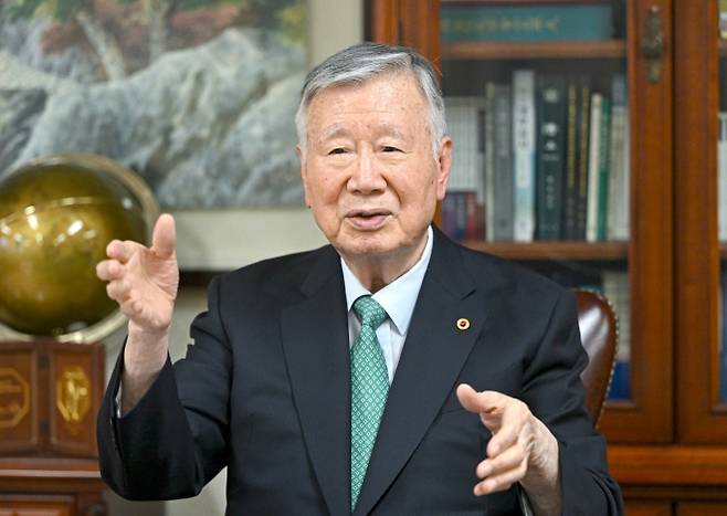 이중근 부영그룹 회장이 지난 20일 서울 중구 부영그룹 본사에서 서울신문과 인터뷰를 하고 있다. 이 회장은 사회 발전을 위한 제언을 요청하자 특별한 비결 대신 “노인은 노인답고 젊은이는 젊은이답게 각자의 위치에서 국민 된 자격으로 할 바를 다 하면 된다”고 답했다. 이지훈 기자