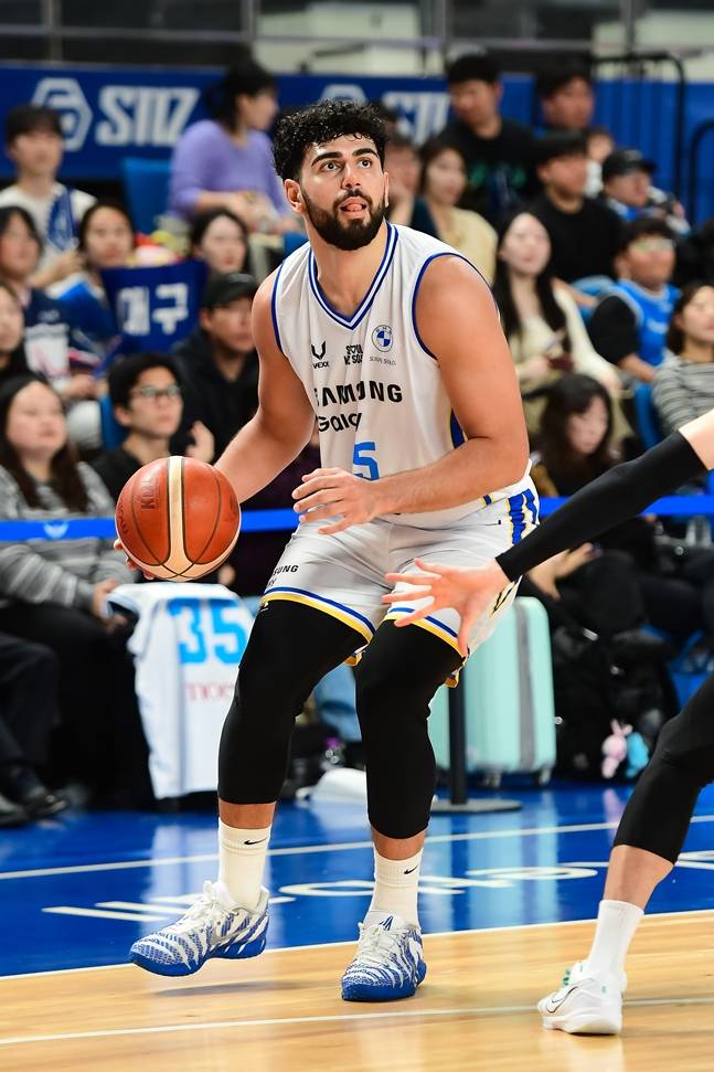 슈팅을 시도하는 칸터. /사진=KBL