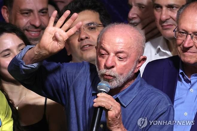25일(현지시간) 대선 승리 후 상파울루에서 연설하는 룰라 브라질 대통령 [EPA=연합뉴스. 재판매 및 DB 금지]