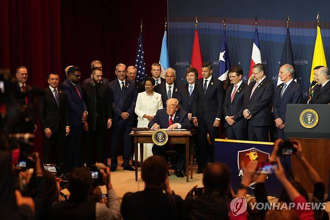 도널드 트럼프 대통령과 미주방패 회원국인 중남미 정상들 [AP=연합뉴스 자료사진. 재판매 및 DB 금지]