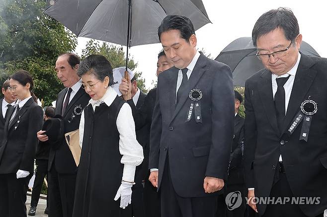박정희 전 대통령 추모식 묵념 (서울=연합뉴스) 서대연 기자 = 국민의힘 장동혁 대표가 26일 서울 동작구 국립서울현충원에서 열린 박정희 전 대통령 서거 46주기 추모식에 참석해 헌화 및 분향한 뒤 박 전 대통령의 차녀 박근령 전 육영재단 이사장 등과 묵념하고 있다. 2025.10.26 [공동취재] dwise@yna.co.kr