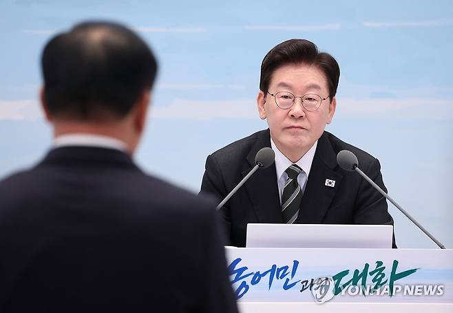 농어민 의견 듣는 이재명 대통령 (서울=연합뉴스) 신준희 기자 = 이재명 대통령이 26일 청와대에서 열린 농어민과의 대화 행사에서 농어민 단체 대표의 발언을 듣고 있다. 2026.10.26 [청와대통신사진기자단] hama@yna.co.kr
