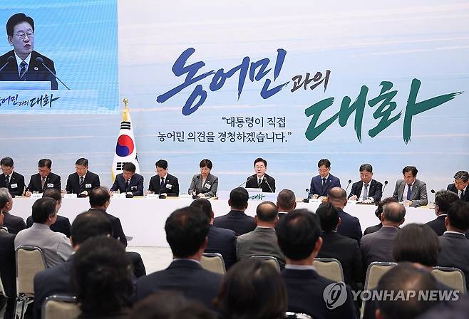대통령, 농어민과의 대화 (서울=연합뉴스) 신준희 기자 = 이재명 대통령이 26일 청와대에서 열린 농어민과의 대화 행사에서 발언을 하고 있다. 2026.10.26 [청와대통신사진기자단] hama@yna.co.kr