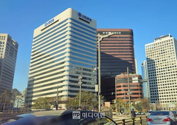 신한금융그룹의 올해 3분기 누적 당기순이익이 5조원을 넘어서며 역대 최대를 기록했다./사진=김상문 기자