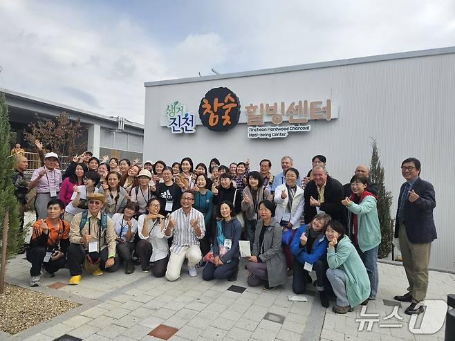 27일 충북 진천 아트포레에서 열린 3회 세계산림치유 포럼에서 참가자들이 단체사진을 찍고 있다.(진천군 제공. 재판매 및 DB 금지) 2026.10.27/뉴스1