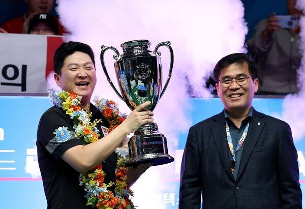 26일 경기 고양시 고양 킨텍스 PBA 스타디움에서 열린 '지금 잘 사는 방법 zgm NH농협카드 PBA-LPBA 챔피언십' PBA 결승. 조건휘가 마르티네스를 세트스코어 4대3으로 꺾었다. (조건휘(왼쪽)가 대회 시상식에서 우승 트로피를 들어올리고 있다. NH농협카드 이정환 사장(오른쪽). /사진=PBA