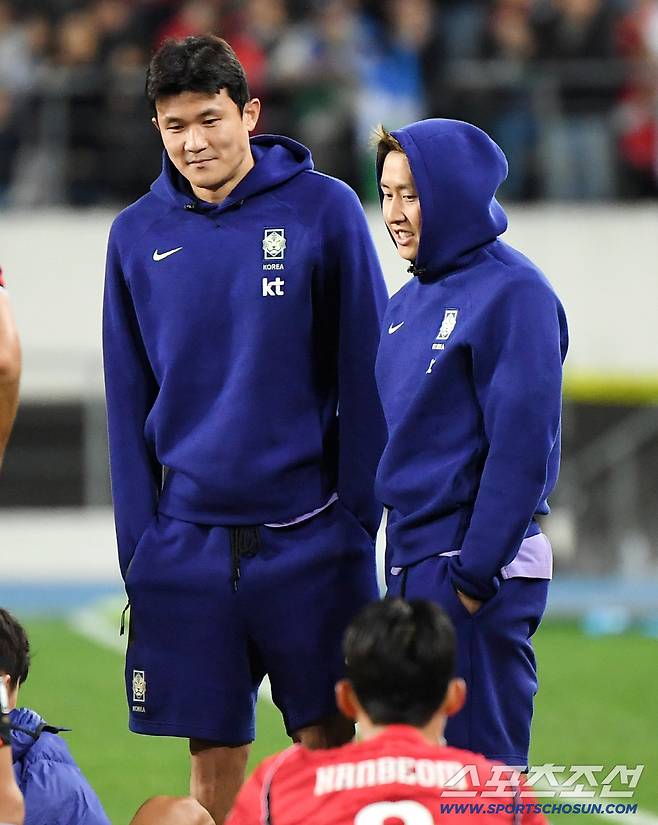 6일 오후 용인미르스타디움에서 열린 대한민국 축구대표팀과 우즈베키스탄의 친선경기. 한국이 2대0으로 승리했다. 김민재와 이강인이 선수들을 격려하고 있다. 용인=정재근 기자 cjg@sportschosun.com/2026.10.6/