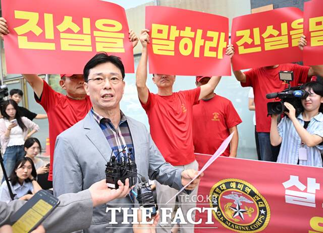 해병대원들에게 무리한 수색을 지시해 고 채수근 상병을 숨지게 한 혐의로 재판에 넘겨진 임성근 전 해병대 1사단장이 대법원에서 징역 3년을 확정받았다. 임 전 사단장이 지난해 7월 서울 서초구 채상병 특검 사무실에 자진 출석해 입장을 밝히는 도중 해병대 예비역연대 전우들의 "진실을 밝히라"는 항의를 받고 있다./이새롬 기자