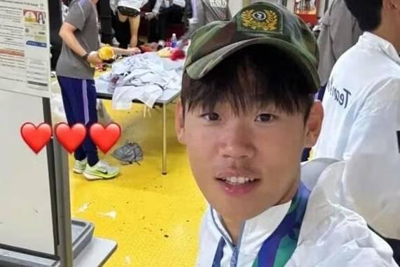 아시안게임 축구 국가대표 박승수(19)선수가 3일 금메달을 딴 직후 라커룸에서 '전역모'를 쓰고 찍은 사진을 소셜미디어에 올렸다. /박승수 인스타그램