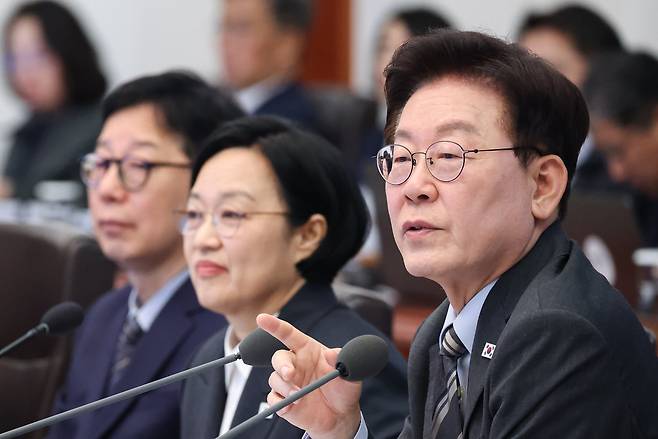 이재명 대통령이 27일 청와대에서 열린 국무회의에서 발언을 하고 있다. (청와대통신사진기자단)/뉴스1