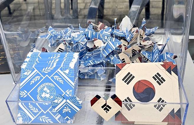 부스 프로그램인 태극기와 유엔 문양을 담은 종이접기 (본인 촬영)