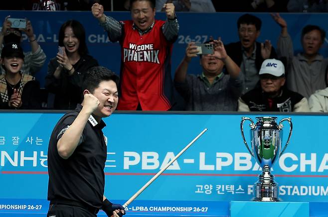 조건휘가 26일 5차 투어 PBA 결승전서 우승을 확정환 뒤 주먹을 불끈 쥐고 기뻐하고 있다. 사진=PBA