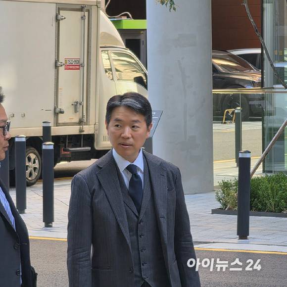 한미약품 창업주의 차남인 임종훈 한미정밀회학 대표가 27일 오후 3시30분께 서울 송파구 방이동 한미그룹 본사 1층에서 직원들과 대화를 나누고 있다. 2026.10.27. [사진=이효정 기자]