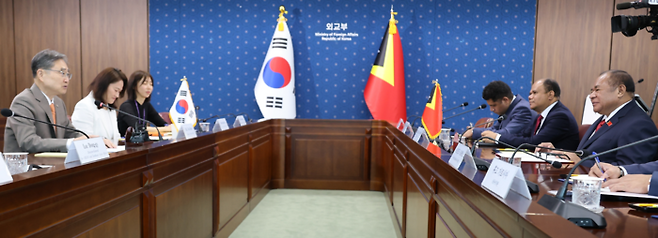 조현 외교부 장관과 벤디토 도스 산토스 프레이타스 동티모르 외교장관이 지난 6월 서울 종로구 정부서울청사 별관 외교부에서 한-동티모르 외교장관 회담을 하고 있다. [연합뉴스]