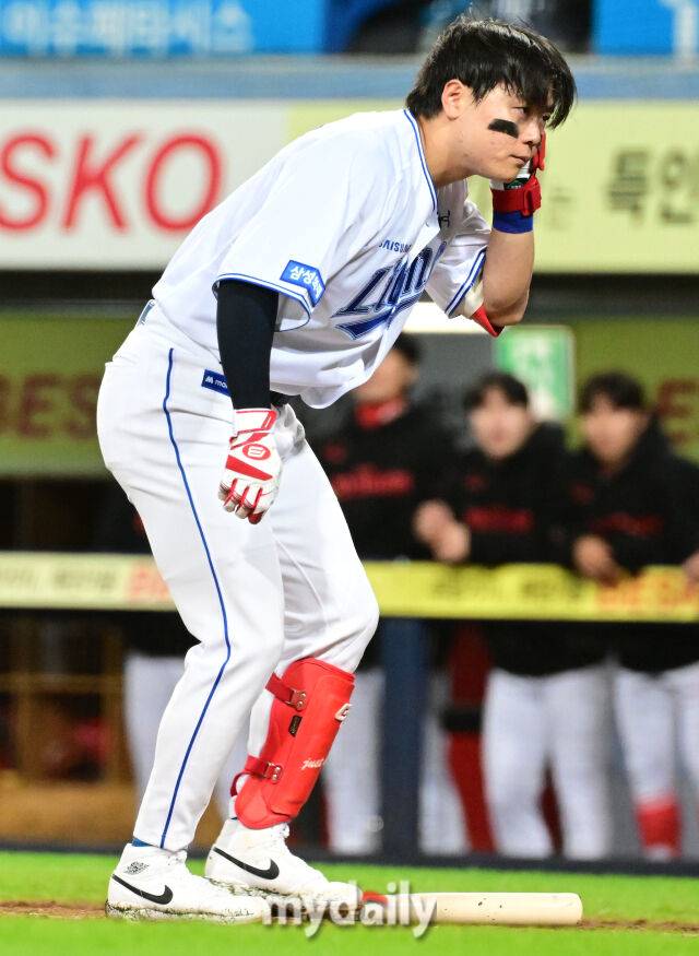 26일 오후 대구삼성라이온즈파크에서 진행된 '2026 신한 SOL KBO리그 포스트시즌' KIA 타이거즈와 삼성 라이온즈와의 플레이오프 1차전 경기. 삼성 박승규가 5회말 KIA 네일에게 헤드샷을 맞고 있다./대구=곽경훈 기자