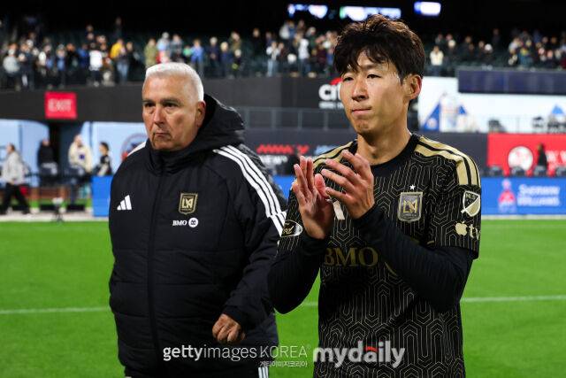 LAFC의 손흥민(오른쪽)이 뉴욕시티와의 2026시즌 MLS 경기 후 박수를 치고 있다./게티이미지코리아