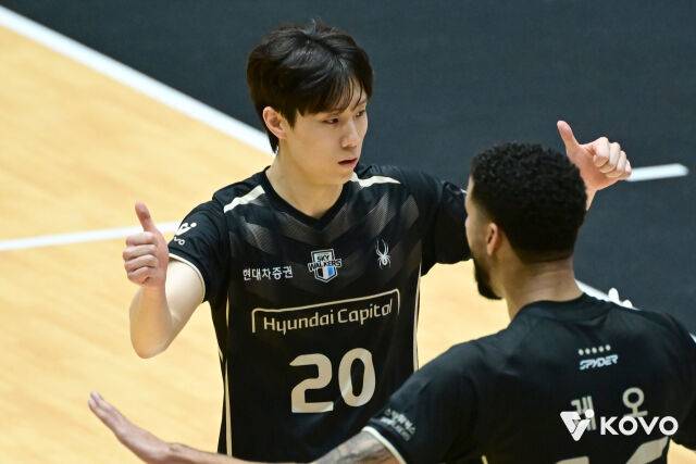 현대캐피탈 이준협이 지난 20일 펼쳐진 삼성화재와의 2026 여수·NH농협컵 프로배구대회 경기를 치르고 있다./KOVO 제공