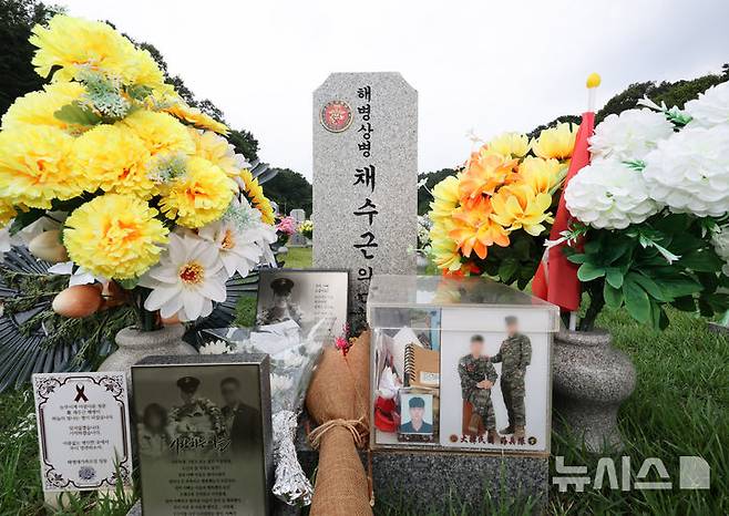 [대전=뉴시스] 배훈식 기자 = 故 채수근 해병 3주기를 사흘 앞둔 지난 7월 16일 오후 대전 유성구 국립대전현충원 채 해병 묘역에 꽃이 놓여있다. 채 해병은 지난 2023년 7월 경북 예천군 내성천에서 당시 임성근 해병대 1사단장의 무리한 수중 수색 지시로 급류에 휩쓸려 순직했다. 2026.10.27. dahora83@newsis.com
