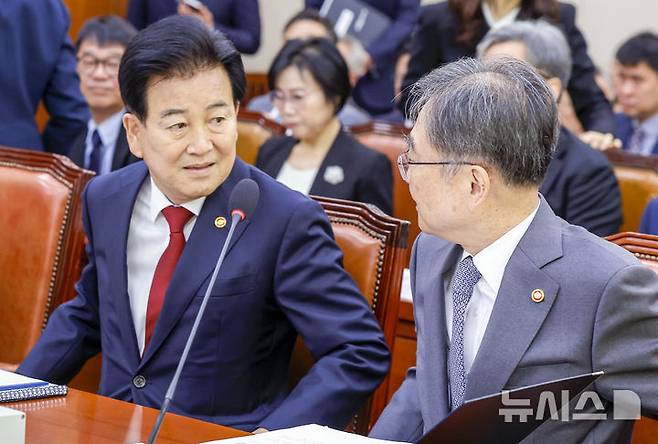 [서울=뉴시스] 정병혁 기자 = 정동영 통일부 장관과 조현 외교부 장관이 27일 서울 여의도 국회에서 열린 외교통일위원회의 종합감사에서 대화하고 있다. 2026.10.27. jhope@newsis.com