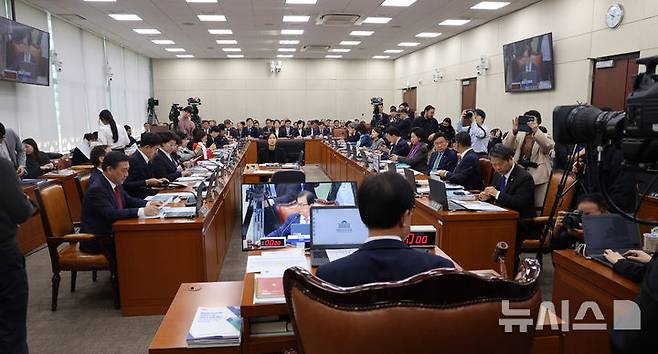 [서울=뉴시스] 고범준 기자 = 이만희 국회 보건복지위원회 위원장이 27일 서울 여의도 국회에서 열린 보건복지위원회 보건복지부, 질병관리청, 식품의약품안전처 등에 대한 종합 국정감사에서 의사봉을 두드리고 있다. 2026.10.27. bjko@newsis.com
