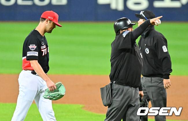 [OSEN=대구, 이석우 기자] 26일 대구삼성라이온즈파크에서 2026 신한 SOL KBO 플레이오프 1차전 삼성 라이온즈와 KIA 타이거즈의 경기가 열렸다. 비로 하루 미뤄진 가을야구, 선발 맞대결에는 변화가 없다. 삼성은 크리스 페덱, KIA는 제임스 네일이 나섰다.KIA 타이거즈 선발투수 네일이 5회말 1사 삼성 라이온즈 박승규에게 헤드샷을 던지고 퇴장 당하고 있다. 2026.10.26 / foto0307@osen.co.kr
