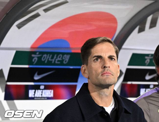 [OSEN=용인, 이대선 기자] 한국축구에 역사적인 날이다. 손흥민(34, LAFC)이 전설 차범근의 A매치 최다골 기록을 넘었다.&nbsp;로베르트 모레노 감독이 이끄는 대한민국 축구대표팀은 6일 오후 8시 용인미르스타디움에서 개최되는 친선전에서 우즈베키스탄을 상대로 손흥민의 선제골과 오세훈의 추가골이 터져 2-0 완승을 거뒀다.&nbsp;경기에 앞서 모레노 감독이 그라운드를 바라보고 있다. 2026.10.06 /sunday@osen.co.kr