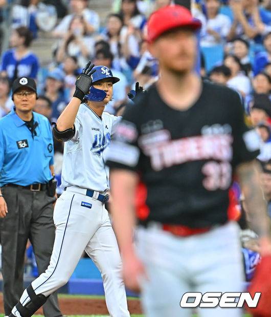 [OSEN=대구, 이석우 기자] 28일 대구삼성라이온즈파크에서 2026 신한 SOL KBO 리그 삼성 라이온즈와 KIA 타이거즈의 경기가 열렸다. 홈팀 삼성은 최원태가, 방문팀 KIA는 올러가 선발 출전했다. 삼성 라이온즈 구자욱이 1회말 2사 만루 우중간 2타점 안타를 치고 세리머니를 하고 있다. 2026.07.28 / foto0307@osen.co.kr