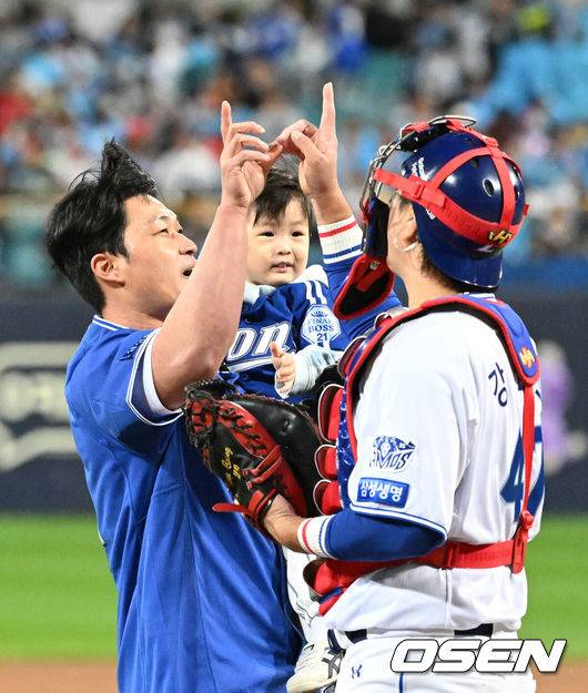[OSEN=대구, 이대선 기자] 27일 대구삼성라이온즈파크에서 2026 신한 SOL KBO 플레이오프 2차전 삼성 라이온즈와 KIA 타이거즈의 경기가 열렸다.삼성은 아리엘 후라도, KIA는 애덤 올러가 나섰다.경기에 앞서 삼성 레전드 오승환이 시구를 마치고 강민호와 세리머니를 하고 있다. 2026.10.27 /sunday@osen.co.kr