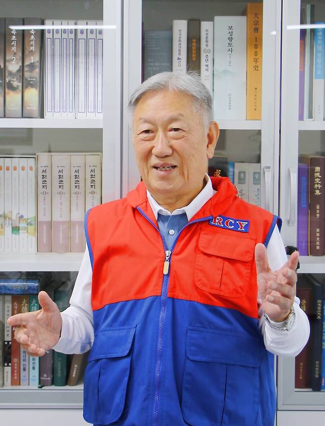 박희 전 대림대 교수가 적십자 봉사 60주년을 맞아 나눔과 봉사의 의미를 이야기하고 있다. 그는 “봉사의 출발점은 눈앞의 사람을 한 인간으로 바라보는 데 있다”고 강조했다. 사진=박태해 선임기자