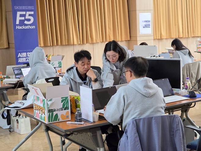 21일 경기 안성 인재개발원에서 진행된 SK브로드밴드의 사내 인공지능(AI) 경진대회 ‘F5 해커톤’의 본선 첫째 날 ‘암묵지 원정대’ 팀이 새벽시간까지 AI 에이전트 개발에 몰두하고 있다. SK브로드밴드 제공