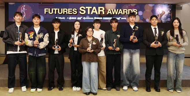 왼쪽부터 농구 윤지원, 윤지훈, 축구 안주완, 골프 양윤서, 기계체조 황서현 어머니, 축구 정현웅, 스케이트보드 강준이, 야구 하현승, 이호민, 배구 손서연이 26일 서울 중구 프레스센터에서 진행된 '2026 퓨처스 스타대상' 시상식에서 기념촬영을 하고 있다. 올해로 5회째를 맞는 '2026 퓨처스 스타대상(스타뉴스 주최·주관, 대한체육회, 국민체육진흥공단, 대한야구소프트볼협회, 대한민국농구협회, 대한배구협회, 한국스포츠레저주식회사 팔색미인 후원)'은 한국 스포츠 발전과 아마추어 체육 활성화에 기여하고자 종목별로 한 해 동안 가장 뛰어난 활약을 보인 고교 선수를 선정하고 잠재력이 돋보이는 유망주를 격려하기 위한 행사이다. /사진=김휘선 기자