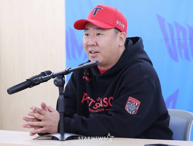 2026 KBO 포스트시즌 플레이오프(PO) 2차전 삼성 대 KIA전이 27일 대구 삼성라이온즈파크에서 열렸다.  KIA 이범호 감독이 기자들의 질문에 답하고 있다. /사진=김진경 kim.jinkyung@