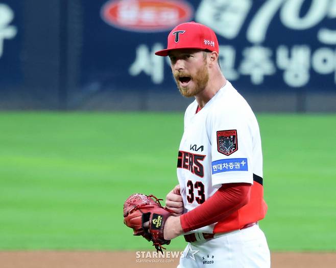 KIA 선발투수 올러가 18일 광주 기아챔피언스필드에서 열린 2026 KBO리그 준플레이오프 KIA타이거즈와 LG트윈스 2차전 6회초 수비를 마치며 환호하고 있다.  2026.10.17. /사진=강영조 cameratalks@