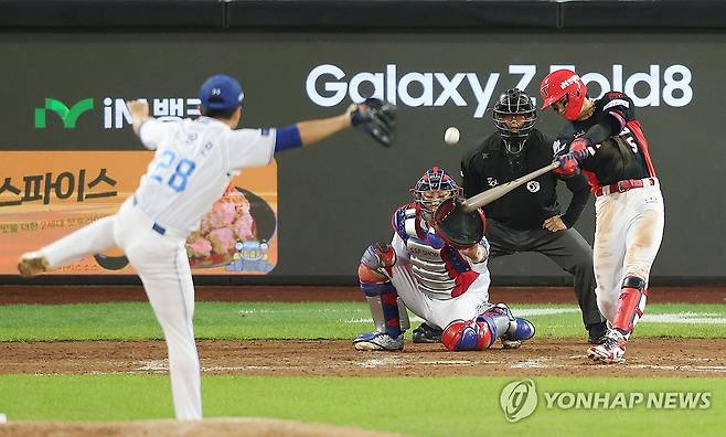 2루타 치는 김도영 (대구=연합뉴스) 김현태 기자 = 26일 대구 삼성라이온즈파크에서 열린 2026 신한 SOL KBO 포스트시즌 플레이오프 1차전 KIA 타이거즈와 삼성 라이온즈의 경기. 8회초 무사 상황에서 타석에 선 KIA 김도영이 2루타를 치고 있다. 2026.10.26 mtkht@yna.co.kr