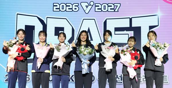 28일 서울 강서구 메이필드호텔에서 열린 2026-2027 KOVO 여자 신인선수 드래프트에서 1라운드 지명을 받은 선수들이 기념촬영을 하고 있다. 2026.10.28 /연합뉴스
