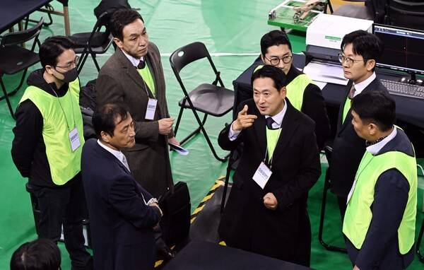 장동혁 국민의힘 대표가 28일 서울 송파구 올림픽공원 핸드볼경기장에서 열린 선관위 특검의 6·3 지방선거 투표용지 공개검증에서 이태한 선거관리위원회 특별검사에게 항의하고 있다. 연합뉴스