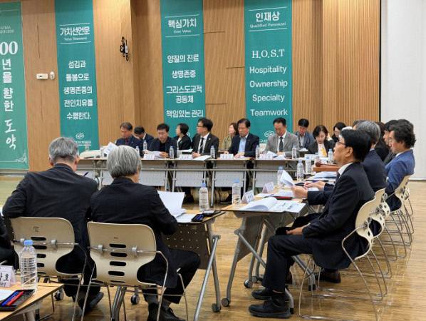 최근 열린 AI·바이오메디시티대구협의회 10월 이사회에서 KT 동부법인고객본부 관계자가 민복기 대구시의사회장과 지역 주요 병원장 등 의료계 관계자들에게 'KT 의료 AX 표준화 모델'을 소개하고 있다. KT 동부법인고객본부 제공