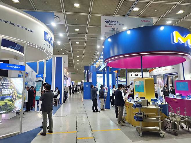 28일 서울 강남구 코엑스에서 개막한 ‘바이오플러스-인터펙스 코리아 2026(BIX 2026)’에서 관람객들이 부스를 둘러보고 있다. 사진=최영찬 기자