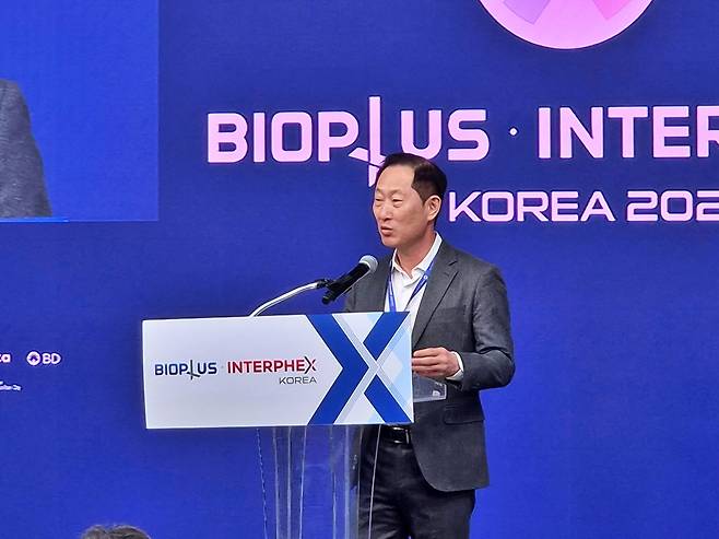 고한승 한국바이오협회 회장은 ‘바이오플러스-인터펙스 코리아 2026(BIX 2026)’ 개막식에서 정부 지원과 규제 개선의 필요성을 강조했다. 사진=최영찬 기자