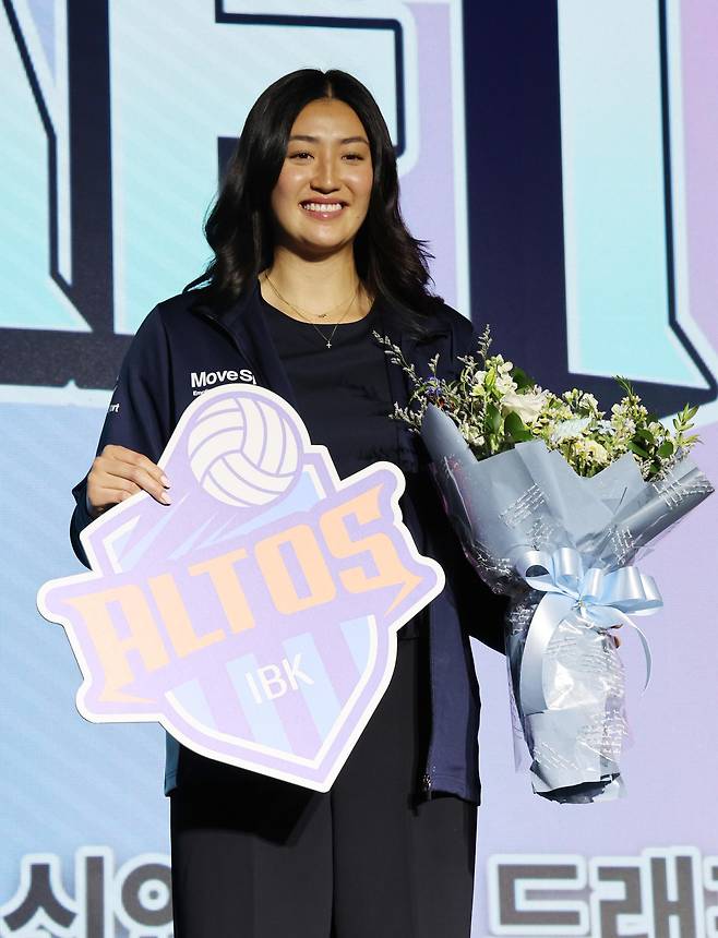 28일 오전 서울 강서구 메이필드 호텔에서 열린 2026~2027 KOVO 여자부 신인선수 드래프트에서 1라운드 1순위로 지명된 UCLA 오드리 박(한국명 박혜린)이 IBK 기업은행 알토스의 유니폼을 입고 기념촬영을 하고 있다.   연맹은 지난해 12월 제3차 이사회를 통해 외국국적동포 선수의 신인선수 드래프트 참가를 허용하기로 결정했다. 2026.10.28. 서울=뉴시스