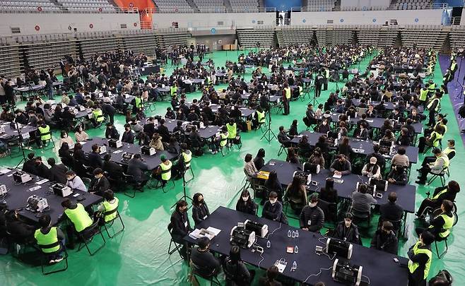 28일 서울 송파구 올림픽공원 핸드볼경기장에서 이태한 선거관리위원회 특별검사팀 관계자, 사무원, 참관단이 6·3 지방선거 투표용지 공개검증을 준비하고 있다. 뉴스1