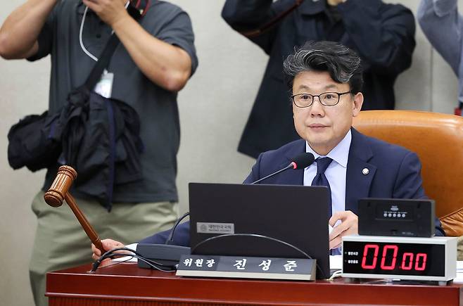 진성준 위원장이 13일 국회 국방위원회에서 열린 방위사업청 등에 대한 국정감사에서 의사봉을 두드리고 있다. 임현동 기자/20261013