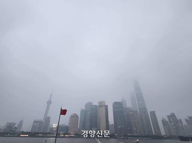 상하이 금융중심가 푸둥신구에 안개가 낀 모습. 2025년 12월 촬영. /박은하 기자