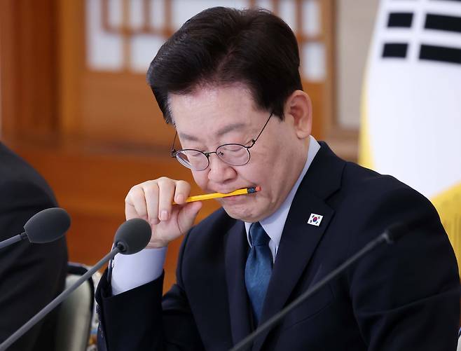 이재명 대통령이 28일 청와대에서 열린 국민생명안전위원회 제2차 전체회의에 참석해 보고를 듣고 있다. 청와대사진기자단