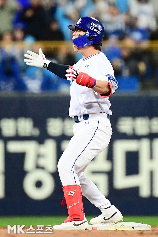 27일 오후 대구 삼성라이온즈파크에서 2026 신한 SOL KBO 포스트시즌(PS) KIA 타이거즈와 삼성 라이온즈의 플레이오프(PO·5전3선승제) 2차전이 열렸다. 3회말 2사 2루에서 삼성 박승규가 1타점 동점 2루타를 치고 진루한 후 환호하고 있다. 사진(대구)=김영구 기자
