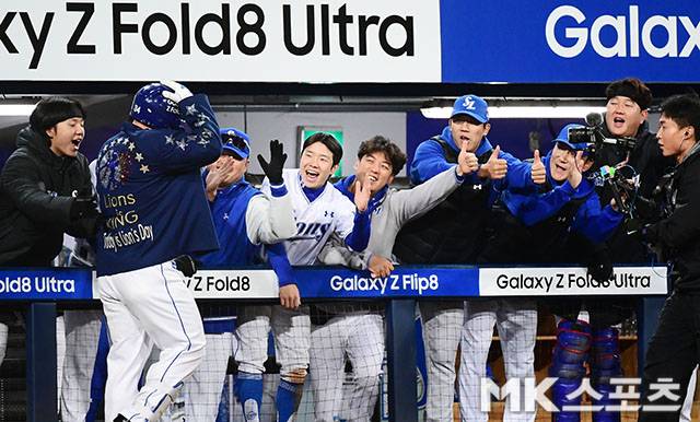 27일 오후 대구 삼성라이온즈파크에서 2026 신한 SOL KBO 포스트시즌(PS) KIA 타이거즈와 삼성 라이온즈의 플레이오프(PO·5전3선승제) 2차전이 열렸다. 7회말 1사에서 삼성 최형우가 달아나는 솔로홈런을 치고 더그아웃 후배들로 부터 축하를 받고 있다. 사진(대구)=김영구 기자